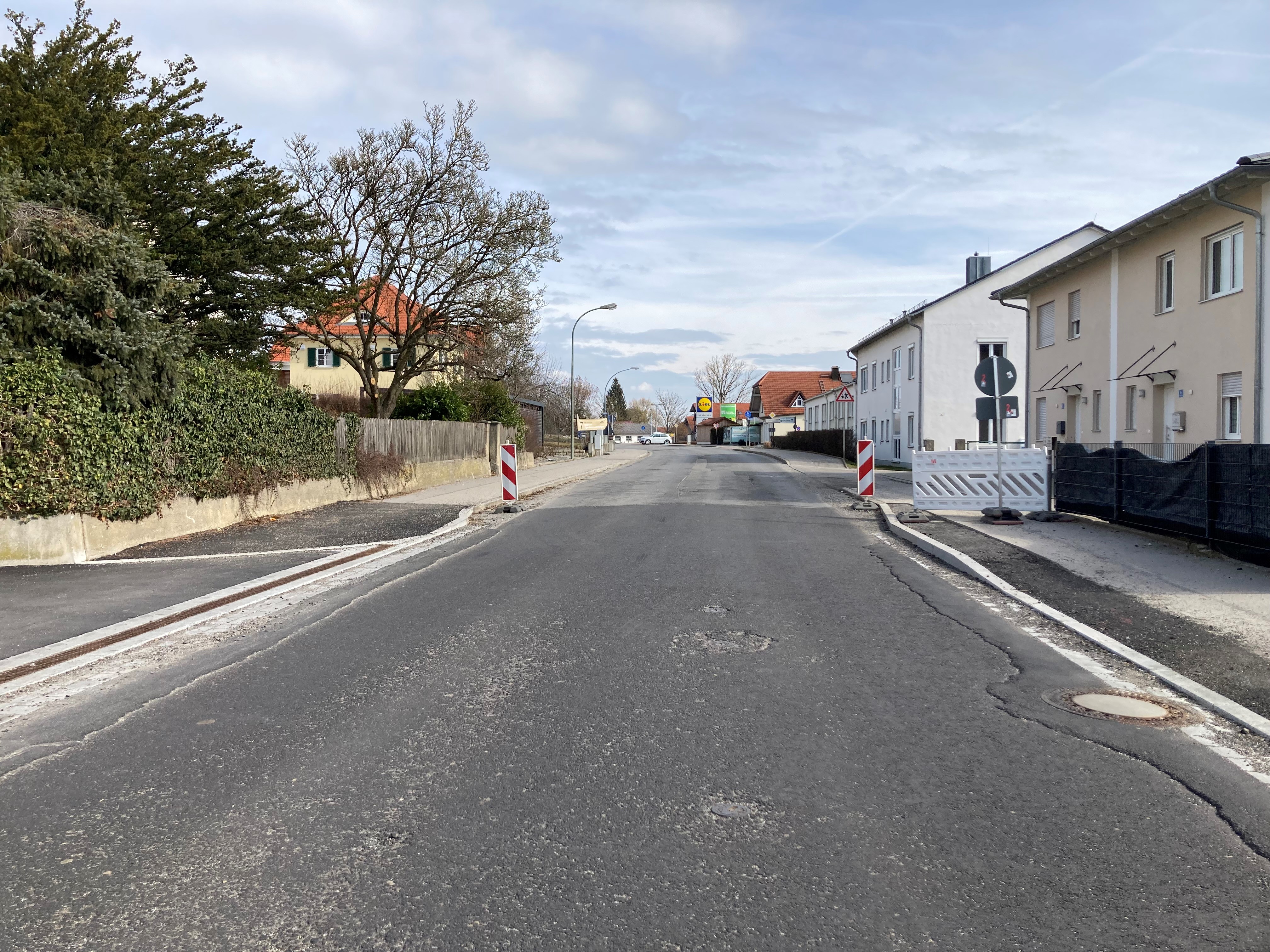 Sanierungsarbeiten auf der ST2083, Vilsbiburg, Frontenhausener Straße von Tobias Nagler, Staatliches Bauamt Landshut